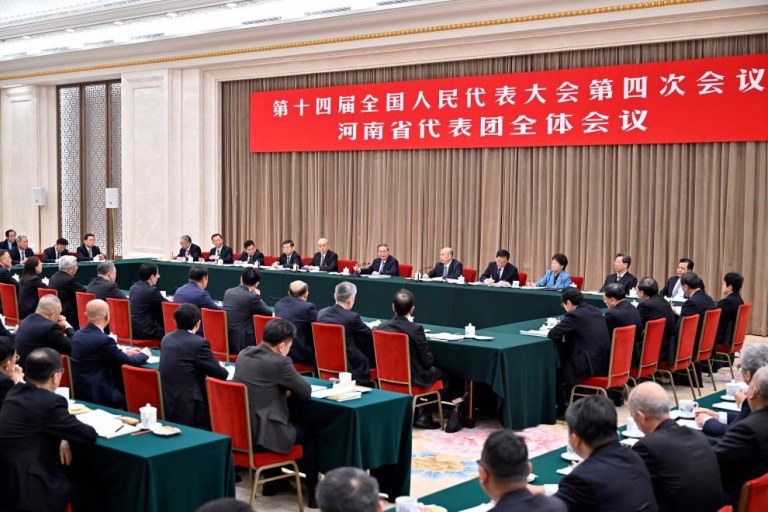 Líderes chineses se juntam a legisladores nacionais e conselheiros políticos em deliberações e discussões