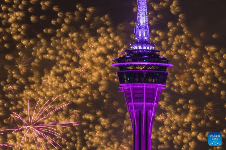 Espetáculo de drones e fogo de artifício ilumina baía em frente à Torre de Macau