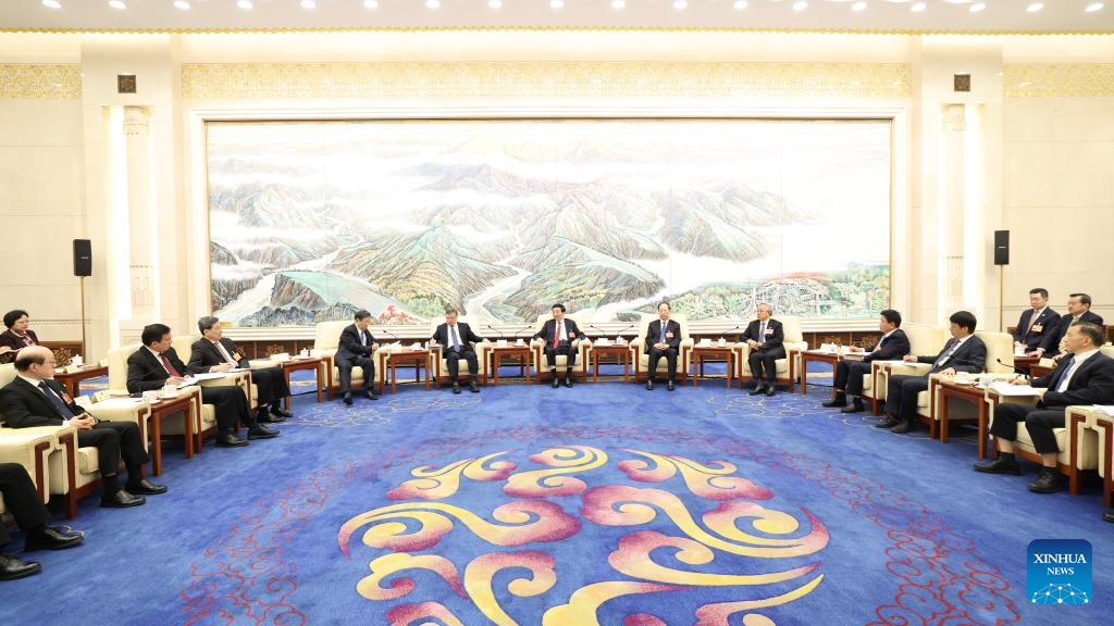 Principal conselheiro político da China visita representantes da imprensa
