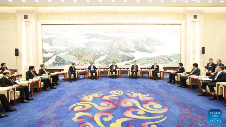 Principal conselheiro político da China visita representantes da imprensa