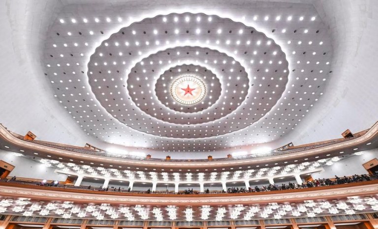 (Multimídia) Legisladores chineses adotam decisão que aprova relatório sobre revisão de leis e tratamento proposto de certas leis e decisões