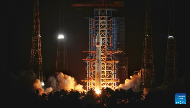 Foguete Longa Marcha-8A da China lança novos satélites de internet