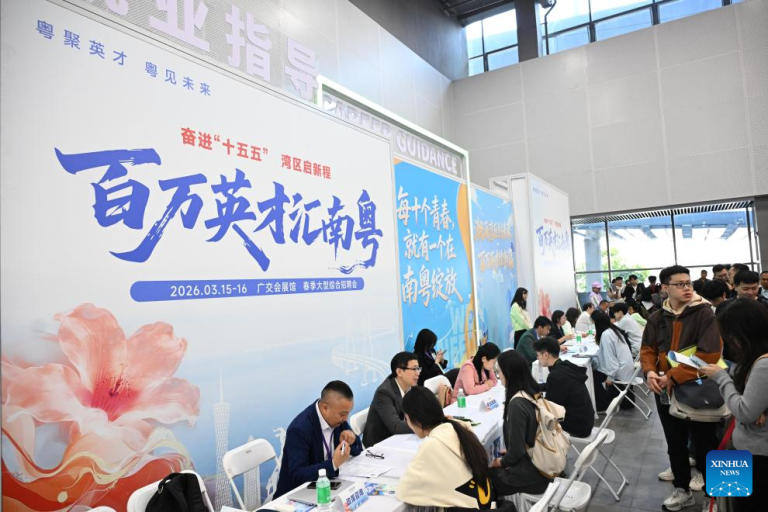 Cidade chinesa de Guangzhou realiza feira de emprego com cerca de 85 000 vagas disponíveis