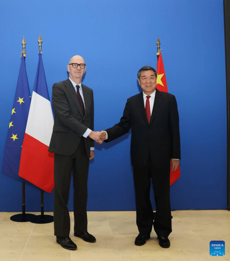 China e França se comprometem a aprofundar cooperação econômica e financeira