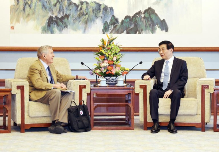 Principal conselheiro político da China reúne-se com Graham Allison, professor de Harvard