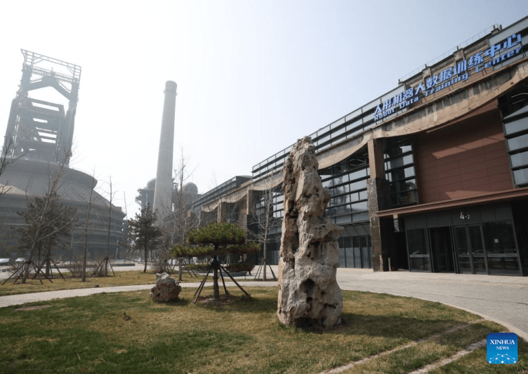 Robôs humanóides recebem treinamento na "Escola de Robôs" em Beijing