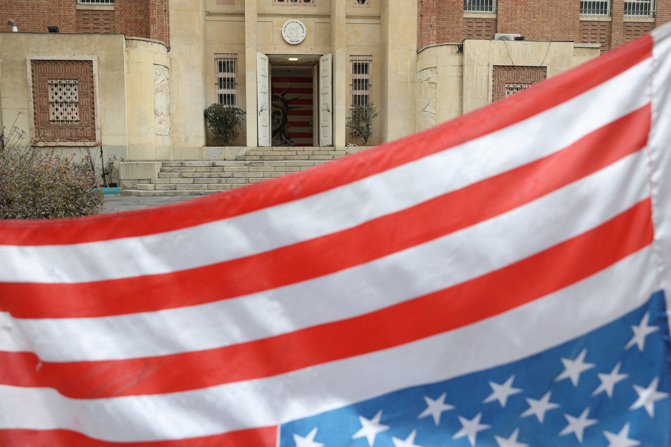 Uma bandeira dos EUA de cabeça para baixo tremula na antiga Embaixada dos Estados Unidos em Teerã, Irã
5 de fevereiro de 2026
Majid Asgaripour/WANA via REUTERS