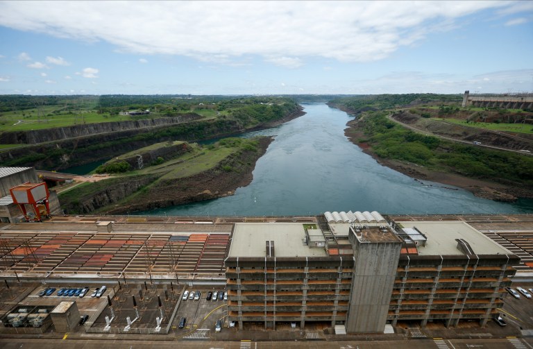 Hidrelétrica de Itaipu vista do lado paraguaio da usina