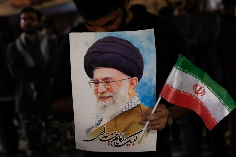 Um muçulmano xiita, apoiador da Organização Estudantil Imamia, segura um retrato do líder supremo do Irã, o aiatolá Ali Khamenei, e a bandeira nacional iraniana, durante um protesto contra Israel e os ataques dos EUA ao Irã, em Karachi, Paquistão.
28/02/2026
REUTERS/Akhtar Soomro