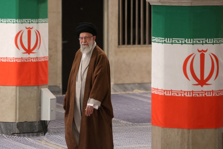 Ali Khamenei durante eleição parlamentar no Irã
10/05/2024
 Majid Asgaripour/WANA via REUTERS