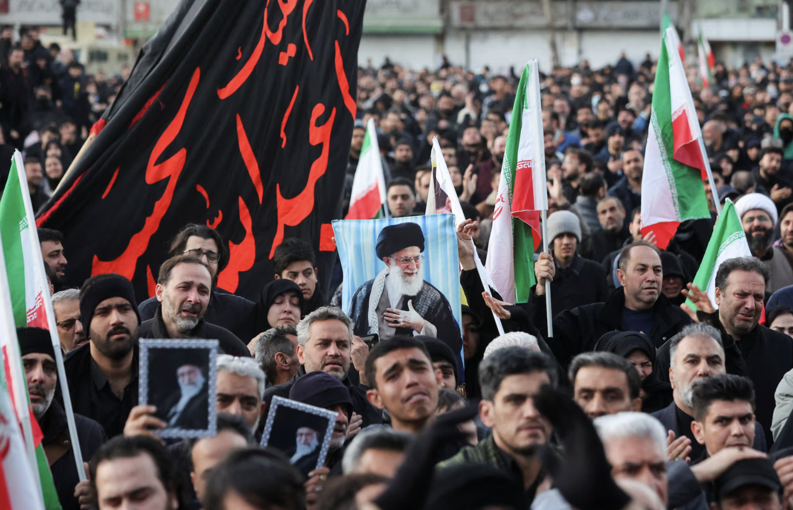 Manifestantes protestam contra assassinato do aiatolá Ali Khamenei em Teerã
