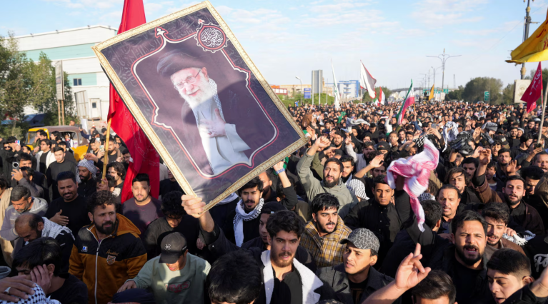 Pessoas marcham após o assassinato do Líder Supremo do Irã, o aiatolá Ali Khamenei, em ataques israelenses e americanos, em Basra, Iraque, 1º de março de 2026