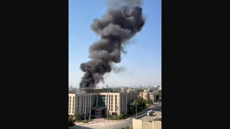 Fumaça sobre a embaixada dos Estados Unidos no Kuwait
