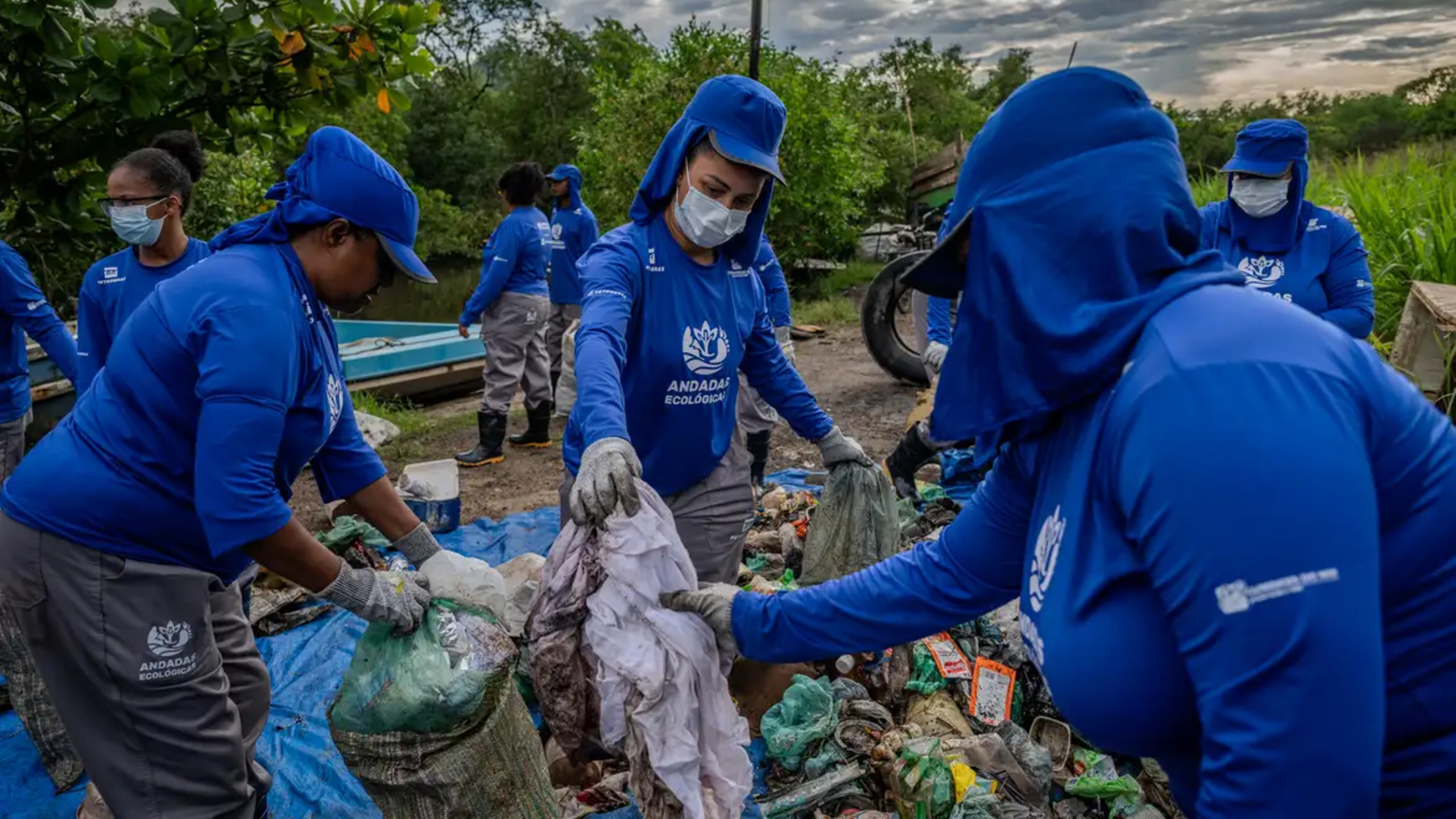Coleta de lixo promovida pelo grupo Andadas Ecológicas