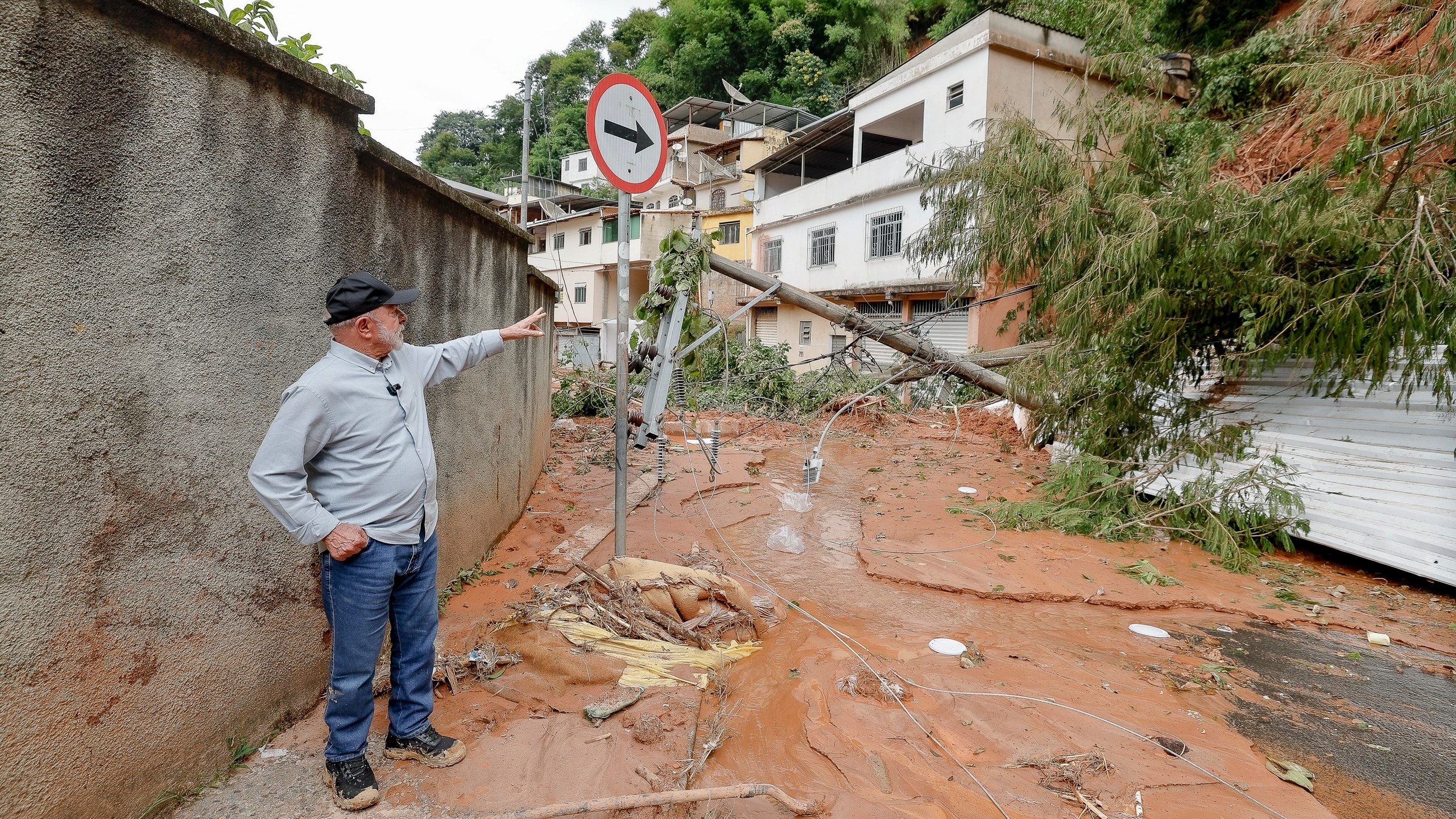 Luiz Inácio Lula da Silva visita áreas afetadas pelas chuvas em Juiz de Fora (MG)