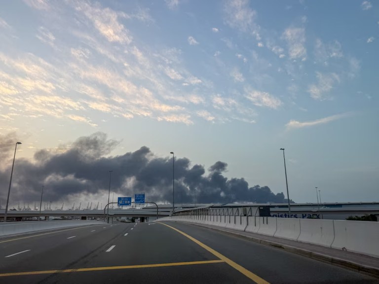 Fumaça sobe do porto de Jebel Ali após ataque iraniano, após ataques dos Estados Unidos e de Israel contra o Irã, em Dubai, Emirados Árabes Unidos, 1º de março de 2026