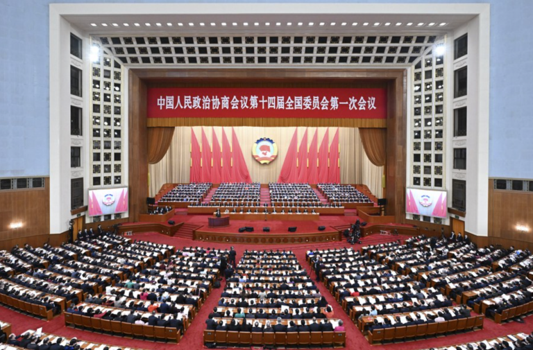 A reunião de abertura da primeira sessão do 14º Comitê Nacional da Conferência Consultiva Política do Povo Chinês é realizada no Grande Palácio do Povo, em Beijing, capital da China, em 4 de março de 2023.