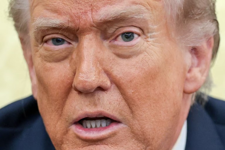 O presidente dos Estados Unidos, Donald Trump, fala durante encontro com o chanceler alemão Friedrich Merz (não fotografado) no Salão Oval da Casa Branca, em Washington, D.C., EUA, 3 de março de 2026