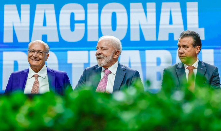 Presidente Lula durante a abertura da 2º Conferência Nacional do Trabalho, juntamente com o vice-presidente Geraldo Alckmin, e o ministro do Trabalho e Emprego, Luiz Marinho.