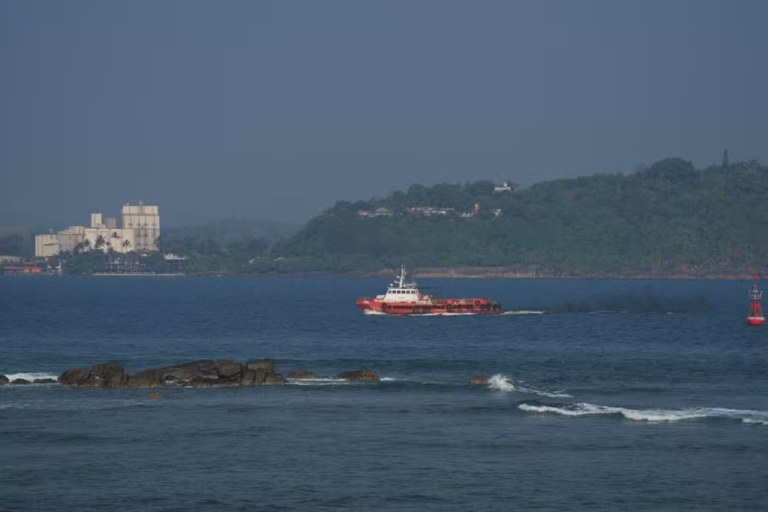 Uma embarcação navega próximo à costa de Galle após ataque de submarino a navio iraniano nas proximidades do Sri Lanka