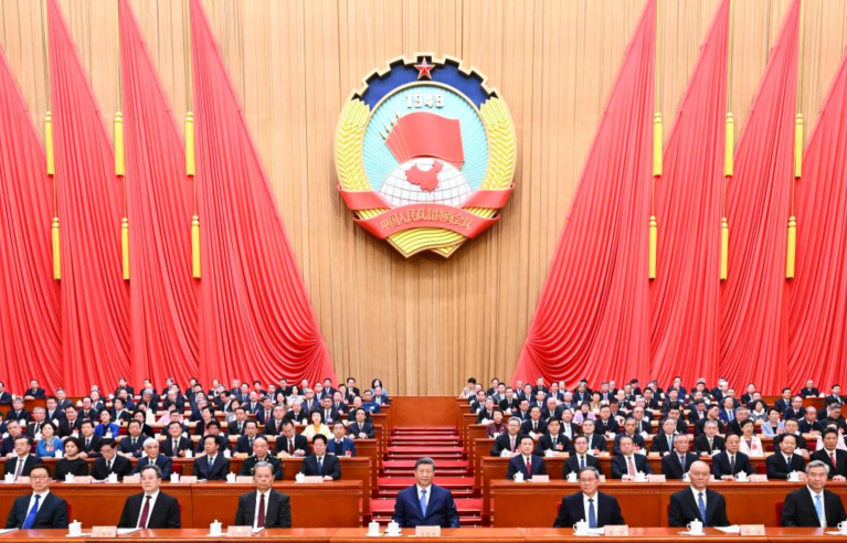 A quarta sessão do 14º Comitê Nacional da Conferência Consultiva Política do Povo Chinês (CCPPC) foi aberta no Grande Salão do Povo, em Pequim, em 4 de março de 2026. O presidente Xi Jinping tomou assento na tribuna ao lado dos demais líderes Li Qiang, Zhao Leji, Cai Qi, Ding Xuexiang, Li Xi e Han Zheng.