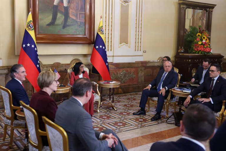 A presidente interina da Venezuela, Delcy Rodríguez, reúne-se com o secretário do Interior dos Estados Unidos, Doug Burgum, com o ministro do Interior da Venezuela, Diosdado Cabello, presente na sala, em Caracas, Venezuela, em 4 de março de 2026