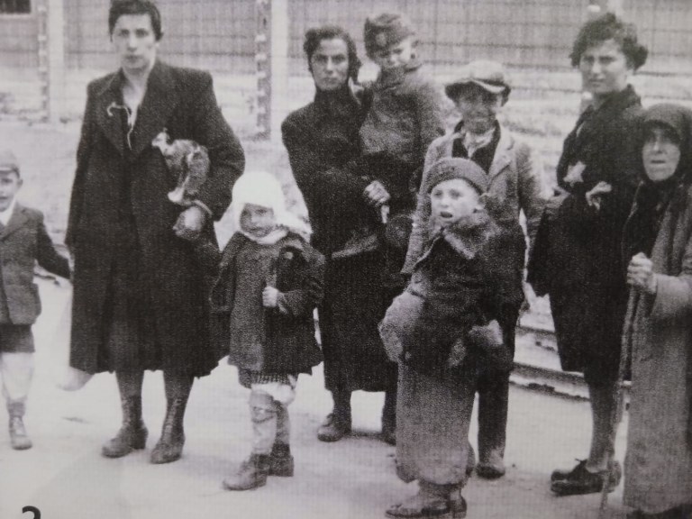 Mães e filhos esperando deportação para Dachau