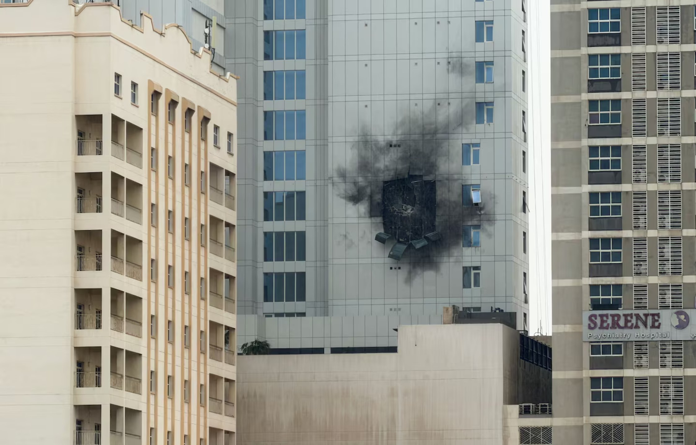 Um edifício ao lado do quartel-general da 5ª Frota da Marinha dos Estados Unidos em Juffair, no Bahrein, foi danificado por um drone de ataque iraniano no fim de semana