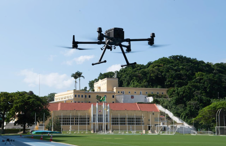 Exército apresenta sistema de inteligência artificial para controlar enxames de drones em operações militares