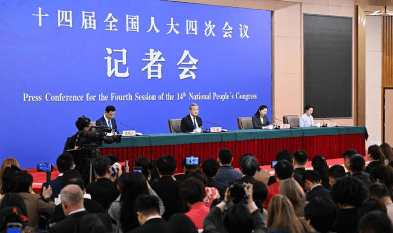 O ministro das Relações Exteriores da China, Wang Yi, que também é membro do Birô Político do Comitê Central do Partido Comunista da China, participa de uma coletiva de imprensa sobre a política externa e as relações internacionais da China à margem da quarta sessão do 14º Congresso Nacional do Povo, em Pequim, capital da China, em 8 de março de 2026.