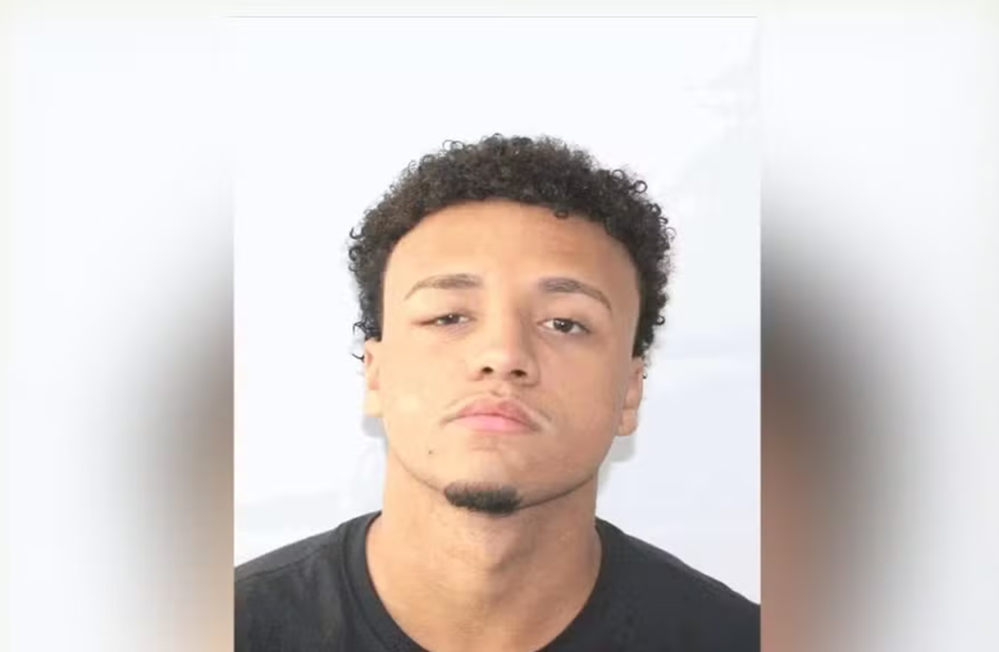 Ao se entregar na 12ª DP (Copacabana), na última quarta-feira (4), Vitor Hugo Oliveira Simonin, de 18 anos, investigado por participação no estupro coletivo contra uma adolescente de 17 anos, entrou na delegacia vestindo uma camisa com a frase em inglês “regret nothing”