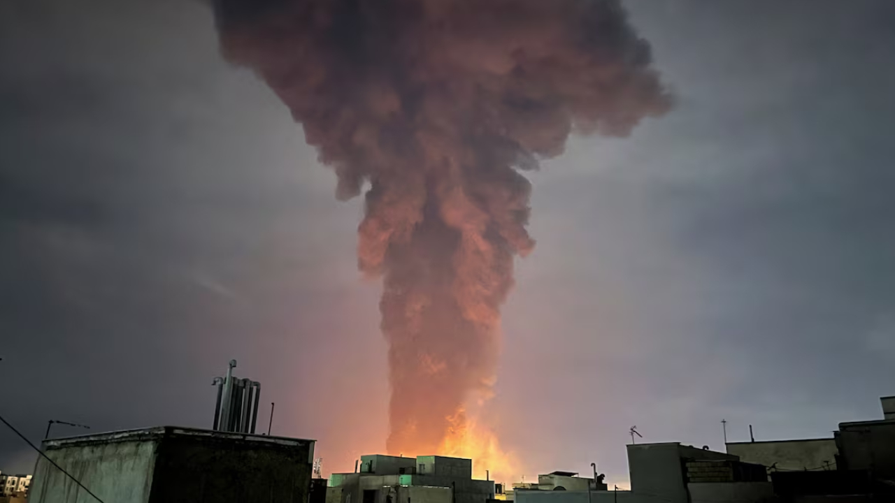 Fumaça sobe após uma explosão, em meio ao conflito entre os EUA e Israel com o Irã, em Teerã, Irã, 7 de março de 2026.