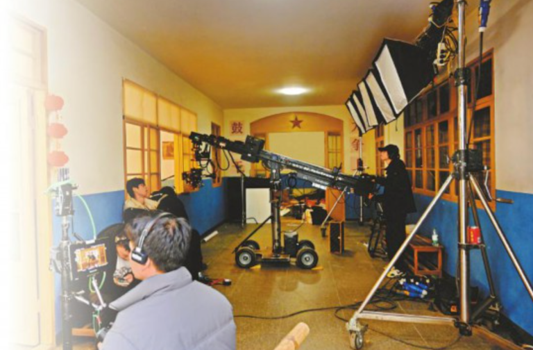 Uma equipe de filmagem grava uma microssérie em Chengdu, na província de Sichuan, no sudoeste da China.