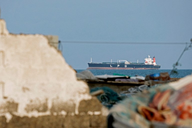 Navio-tanque de gás GLP ancorado no Estreito de Ormuz, em Shinas, Omã