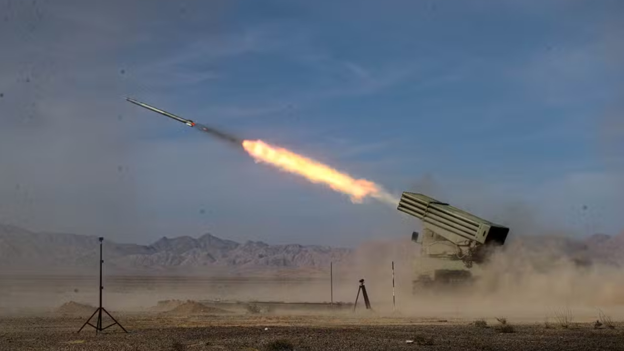 Disparo de missíl iraniano durante exercício militar em outubro de 2023