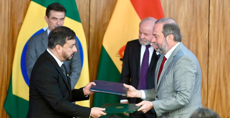 Ministro Alexandre Silveira com Lula e outras lideranças no em Brasília
