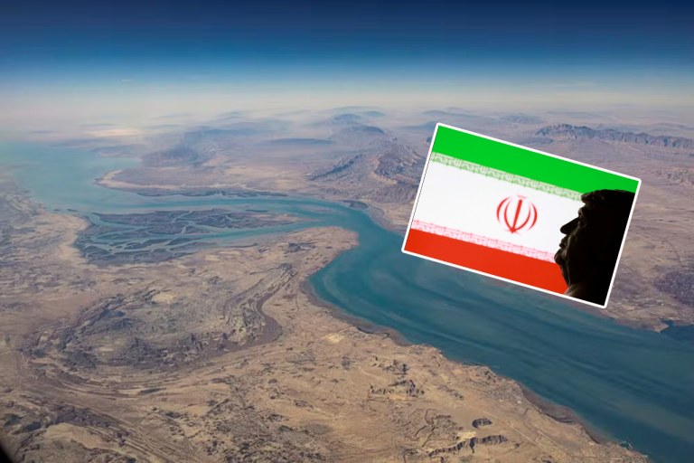 Imagem aérea revela o litoral do Irã e a ilha de Qeshm, localizada no estreito de Ormuz, bandeira do Irã e Donald Trump