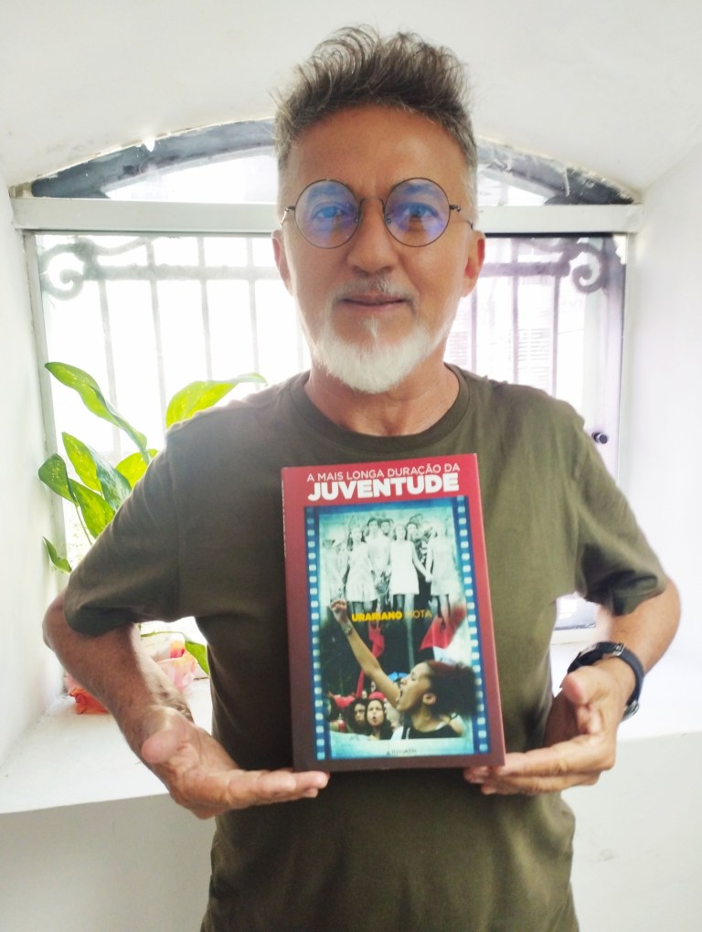 Wilson Albuquerque com o livro  “A mais longa duração da juventude”
