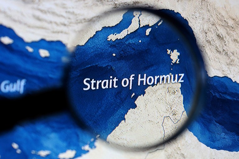 Ilustração com mapa do Estreito de Ormuz