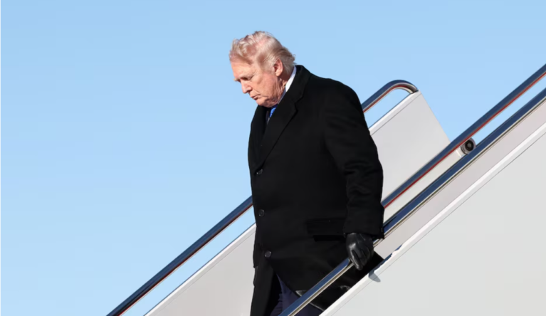 Popularidade de Trump desaba