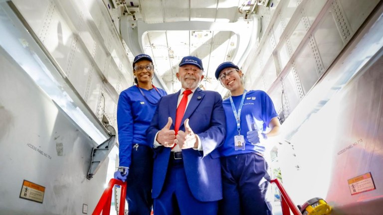 Lula entre funcionárias da Latam