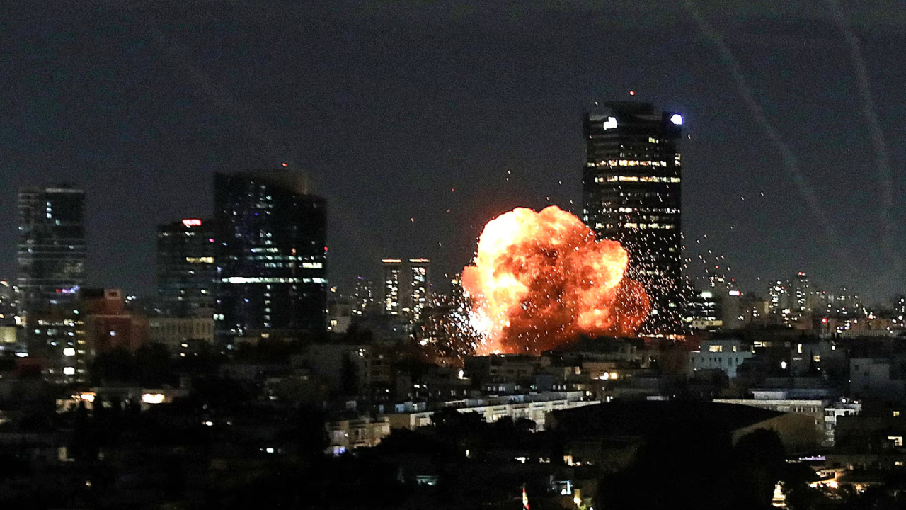 Raios de luz iluminam o céu durante uma tentativa de interceptação, em meio ao conflito EUA-Israel com o Irã, visto de Ashkelon, Israel, 28 de março de 2026.