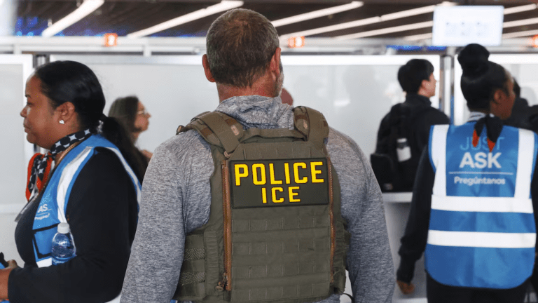 Serviço de Imigração e Controle de Alfândega dos EUA (ICE, na sigla em inglês)