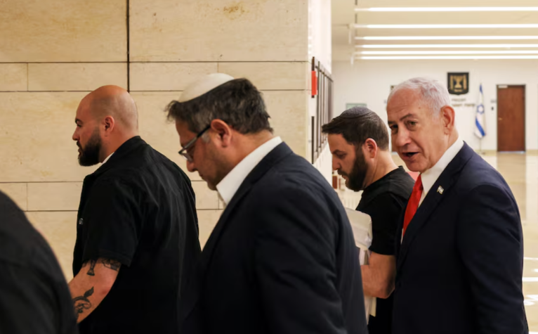 O primeiro-ministro israelense, Benjamin Netanyahu, e o ministro da Segurança Nacional, Itamar Ben-Gvir, caminham juntos dentro do Knesset, em Jerusalém, em 27 de março de 2025.