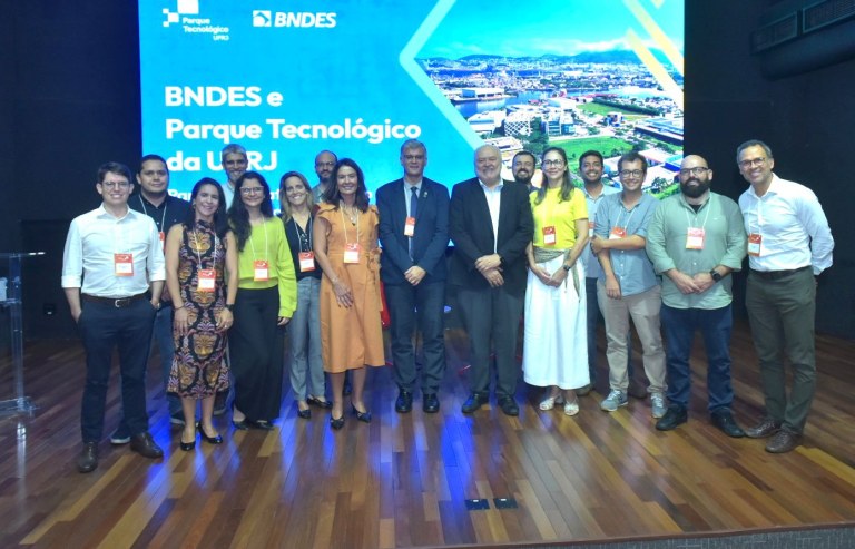 Representantes de acordo envolvendo o BNDES e o parque tecnológico da UFRJ