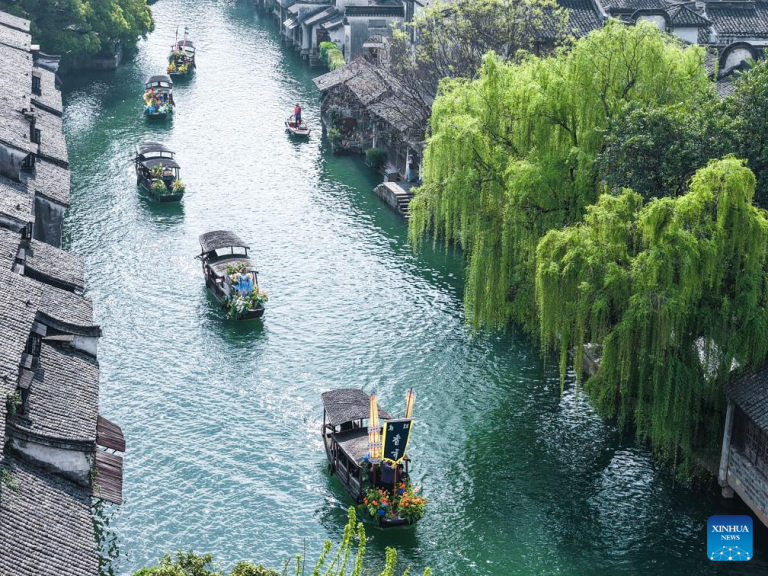 Feira folclórica começa em Wuzhen, na província chinesa de Zhejiang