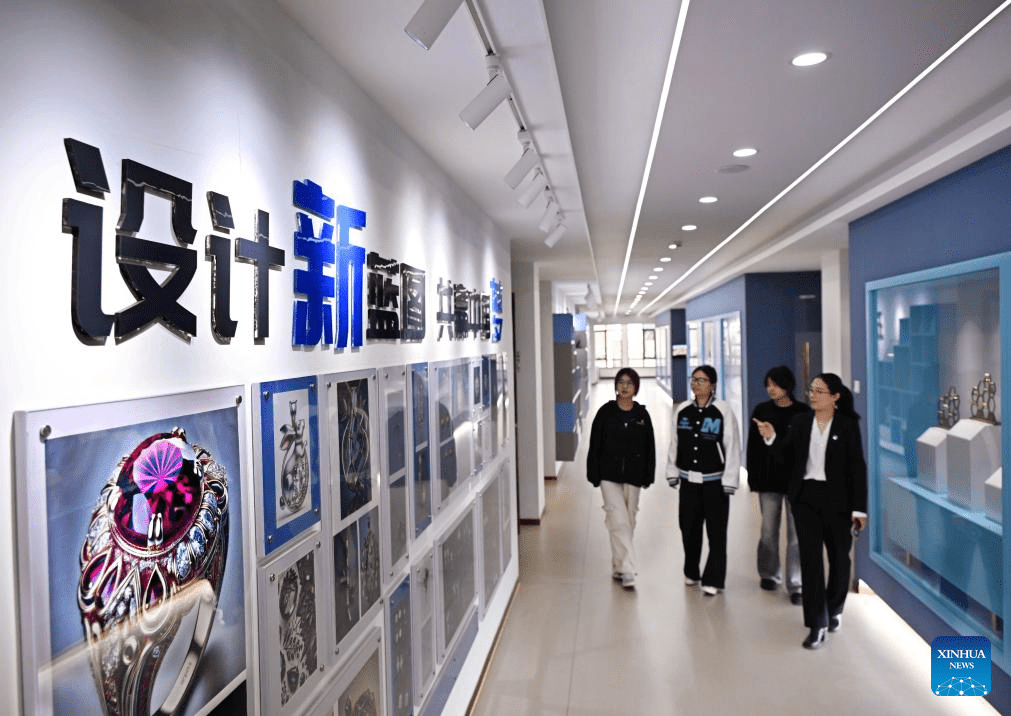 Currículo versátil capacita alunos com habilidades prontas para setor de joias modernas em Shandong, leste da China