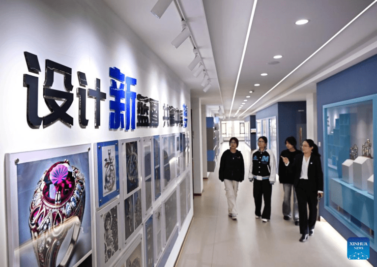 Currículo versátil capacita alunos com habilidades prontas para setor de joias modernas em Shandong, leste da China
