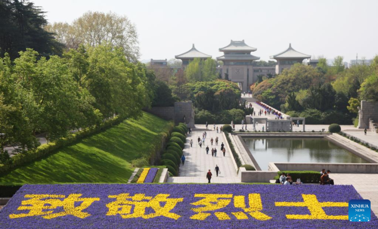 Chineses prestam homenagem a mártires durante o Festival Qingming