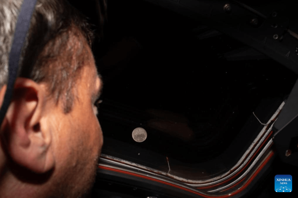 Tripulação da Artemis II supera recorde de distância da Apollo 13